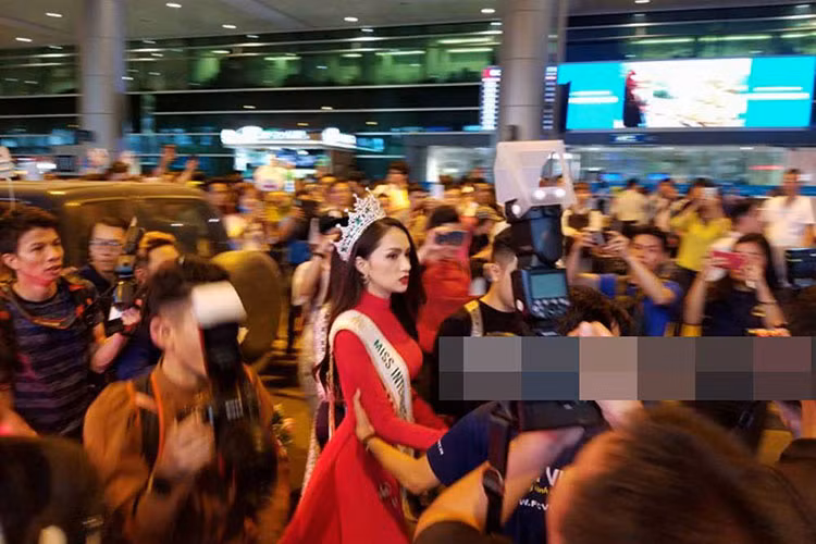 Mới đây, Hương Giang Idol đã chính thức có mặt tại sân bay Nội Bài sau hành trình tham gia cuộc thi Hoa hậu Chuyển giới Quốc tế. Cô xuất sắc giành ngôi vị cao nhất khiến cho nhiều khán giả hâm mộ trong và ngoài nước vui mừng. Trong ngày về nước, Hương Giang chọn lựa trang phục áo dài đỏ, đầu đội vương miện để xuất hiện trong vòng tay hàng trăm người hâm mộ tại sân bay.