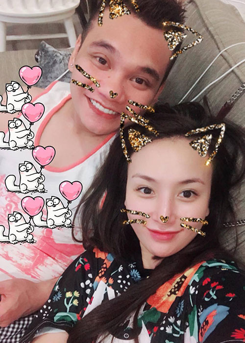 Khắc Việt nhí nhảnh bên bạn gái xinh đẹp kém anh 5 tuổi.