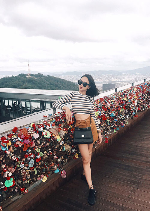 Hương Giang rất thích đi du lịch bụi. Trên trang cá nhân, nữ ca sĩ không ít lần chia sẻ hình ảnh đặt chân đến các vùng đất mới mỗi khi có thời gian rảnh rỗi.