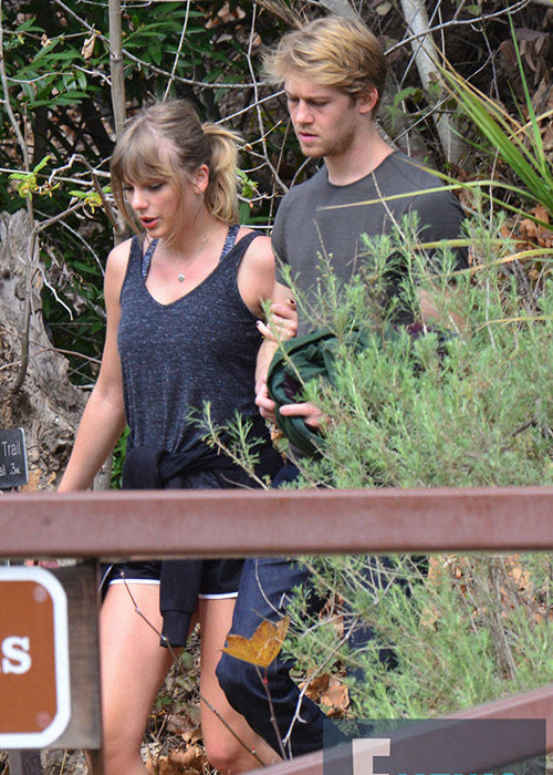 Taylor luôn đi sát Joe trong buổi đi bộ. Nữ ca sĩ còn khoác tay tình tứ bạn trai kém tuổi. Ảnh: eonline