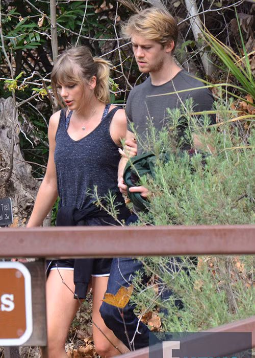 Taylor luôn đi sát Joe trong buổi đi bộ. Nữ ca sĩ còn khoác tay tình tứ bạn trai kém tuổi. Ảnh: eonline