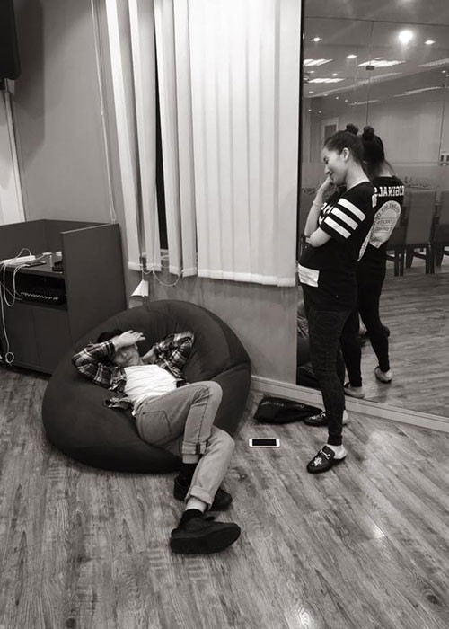 Bà bầu Khánh Thi tâm sự: “Đôi lúc bầu nóng tính, bầu mít ướt, bầu nhõng nhẽo, bầu căng thẳng làm việc, bầu nhức đầu chấm thi, bầu lo đủ thứ. Còn ông xã lo đi tập mướt mồ hôi, lo dạy học, lo ngủ, lo ăn, lo cà phê không có bạn, lo không mua được quà sinh nhật làm vợ mất vui, lo thi không được giải là bị vợ la mắng, lo kiếm tiền giúp vợ. Nhưng ông xã giờ ổn rồi, thi World Open Championships mà cũng đứng được Top 63 trên 257 cặp thi đấu. Quá tuyệt vời rồi. Giờ ông xã về lo ngủ thôi. Nhìn cảnh này hết muốn giận ông mặc dù bầu đang rất bốc hỏa vì mà cũng chả vì đâu”.