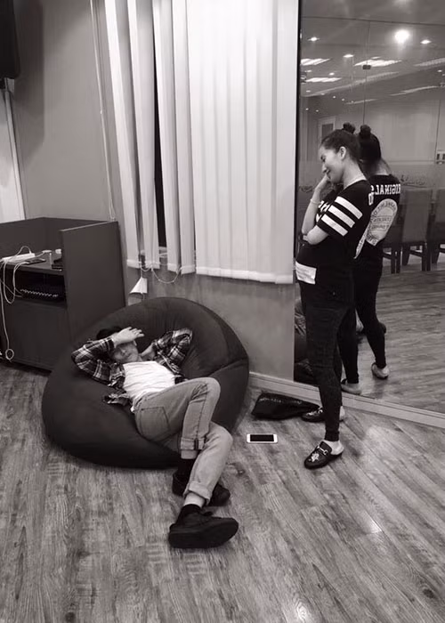 Bà bầu Khánh Thi tâm sự: “Đôi lúc bầu nóng tính, bầu mít ướt, bầu nhõng nhẽo, bầu căng thẳng làm việc, bầu nhức đầu chấm thi, bầu lo đủ thứ. Còn ông xã lo đi tập mướt mồ hôi, lo dạy học, lo ngủ, lo ăn, lo cà phê không có bạn, lo không mua được quà sinh nhật làm vợ mất vui, lo thi không được giải là bị vợ la mắng, lo kiếm tiền giúp vợ. Nhưng ông xã giờ ổn rồi, thi World Open Championships mà cũng đứng được Top 63 trên 257 cặp thi đấu. Quá tuyệt vời rồi. Giờ ông xã về lo ngủ thôi. Nhìn cảnh này hết muốn giận ông mặc dù bầu đang rất bốc hỏa vì mà cũng chả vì đâu”.