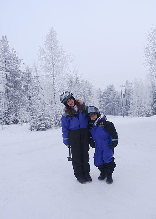 MC Diệp Chi tâm sự về chuyến đu lịch cùng con gái: “Hai đứa đóng bộ như phi hành gia, sẵn sàng cưỡi snowmobile, nổ máy, xuyên rừng tuyết ngắm trăng lên. Ôi những hành trình và trải nghiệm, từng cảm giác nhớ như in không sao quên được”.