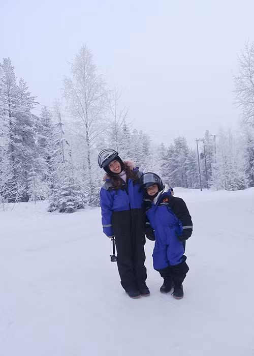 MC Diệp Chi tâm sự về chuyến đu lịch cùng con gái: “Hai đứa đóng bộ như phi hành gia, sẵn sàng cưỡi snowmobile, nổ máy, xuyên rừng tuyết ngắm trăng lên. Ôi những hành trình và trải nghiệm, từng cảm giác nhớ như in không sao quên được”.