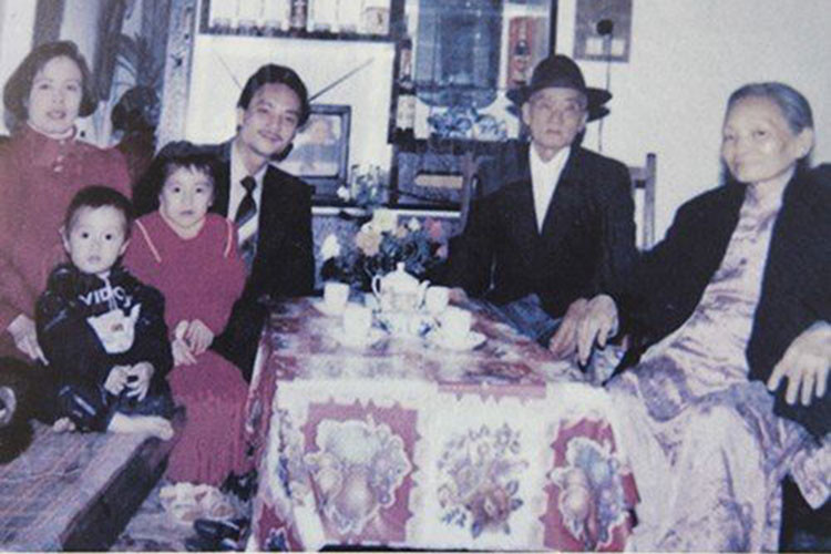 Hình ảnh hiếm hoi Hương Giang Idol khi còn nhỏ bên gia đình được nữ ca sĩ tiết lộ trong cuốn tự truyện. Ảnh: Thế giới trẻ