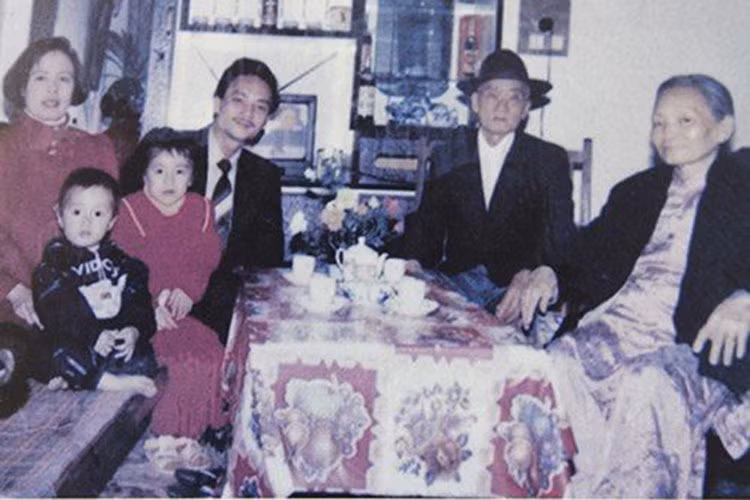 Hình ảnh hiếm hoi Hương Giang Idol khi còn nhỏ bên gia đình được nữ ca sĩ tiết lộ trong cuốn tự truyện. Ảnh: Thế giới trẻ