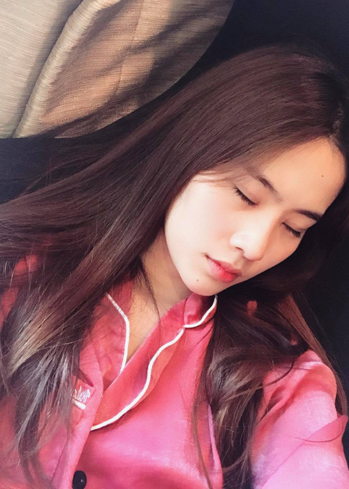 Khi để mặt mộc hoàn toàn hay ít son phấn, Nam Em vẫn gây mê đắm.