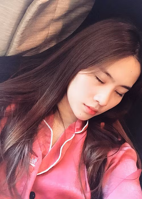 Khi để mặt mộc hoàn toàn hay ít son phấn, Nam Em vẫn gây mê đắm.