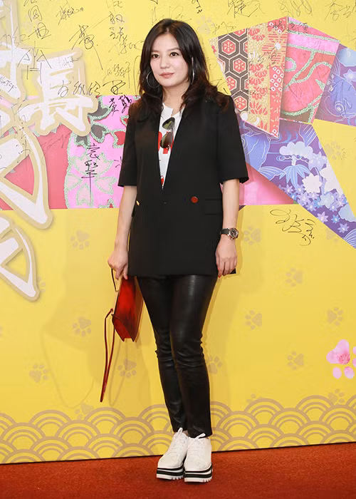 Triệu Vy diện trang phục đơn giản, năng động. Cách đây không lâu, cô bất ngờ lọt top danh sách nữ tỷ phú tự thân thế giới của Viện nghiên cứu Hurun. Ảnh: Sina