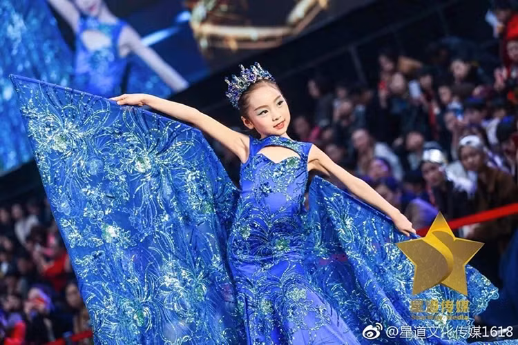 Mới đây, clip Phạm Đóa Đóa - em họ của Phạm Băng Băng trình diễn catwalk tại một sự kiện thu hút sự chú ý của cư dân mạng xứ Trung. Ảnh: Hk