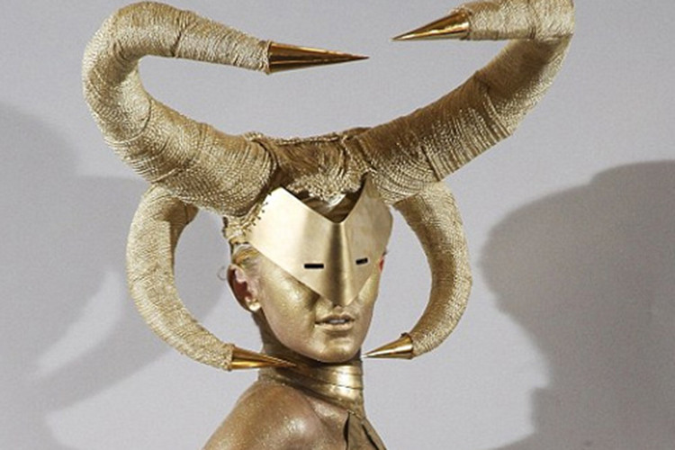 Tín đồ thời trang cũng hết hồn với hình ảnh người mẫu đeo những chiếc mặt nạ, đội mũ kỳ quái trong show của Charlie Le Mindu tại Tuần lễ thời trang London 2010. Ảnh: Infonet