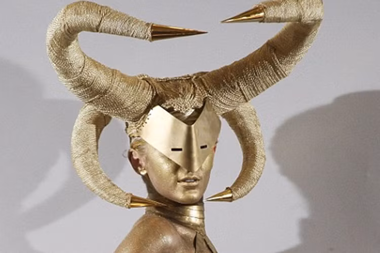 Tín đồ thời trang cũng hết hồn với hình ảnh người mẫu đeo những chiếc mặt nạ, đội mũ kỳ quái trong show của Charlie Le Mindu tại Tuần lễ thời trang London 2010. Ảnh: Infonet