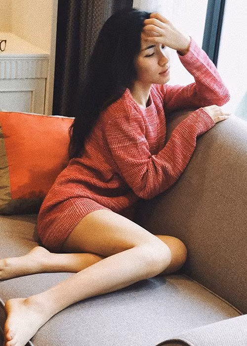 Ở bên bạn trai, Hòa Minzy được là chính mình, không cần trang điểm quá lộng lẫy.