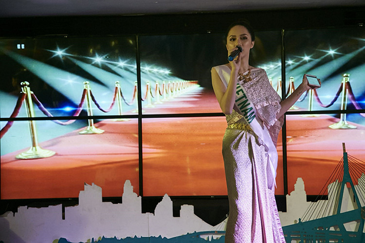 Hình ảnh Hương Giang Idol trình diễn trong buổi giao lưu. Ảnh: BTC