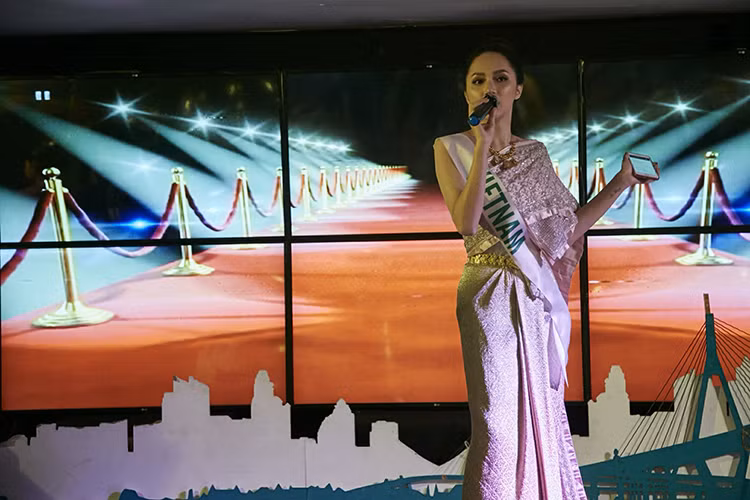 Hình ảnh Hương Giang Idol trình diễn trong buổi giao lưu. Ảnh: BTC