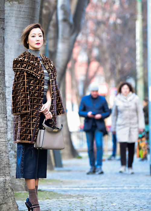 Hình ảnh Kim Hee Sun đẹp chất lừ trên đường phố Italy trong chuyến công tác cách đây không lâu. Ảnh: Dispatch