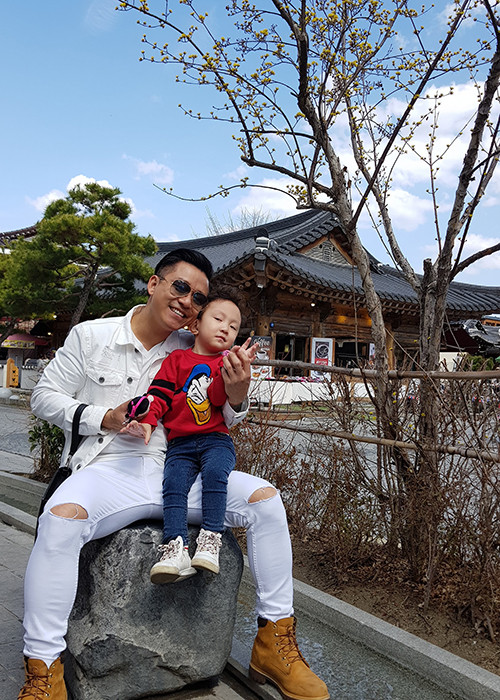 Tuấn Hưng đưa vợ con sang Hàn Quốc.