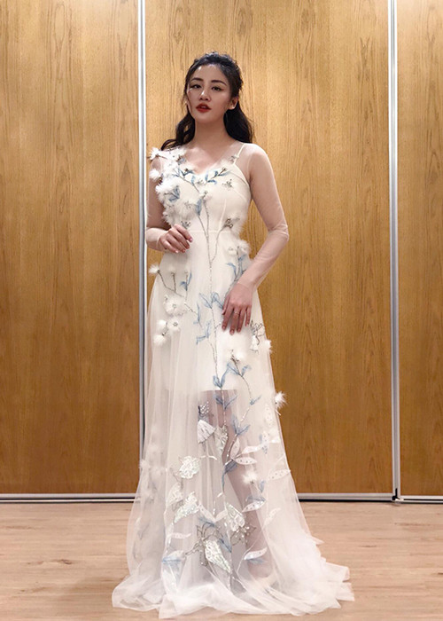 Trước đó, nữ ca sĩ đã tạm gác sự nghiệp ca hát trong quãng thời gian hẹn hò với bạn trai làm thanh tra xây dựng.