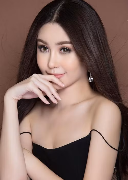 Khi chụp ảnh trong studio, chân dài sinh năm 1995 cũng không "phá luật". Trong ảnh, Ngân Anh khoe vẻ yêu kiều nhưng lại gây cảm giác nhàm chán vì cách mỉm cười và nhìn xa xăm.