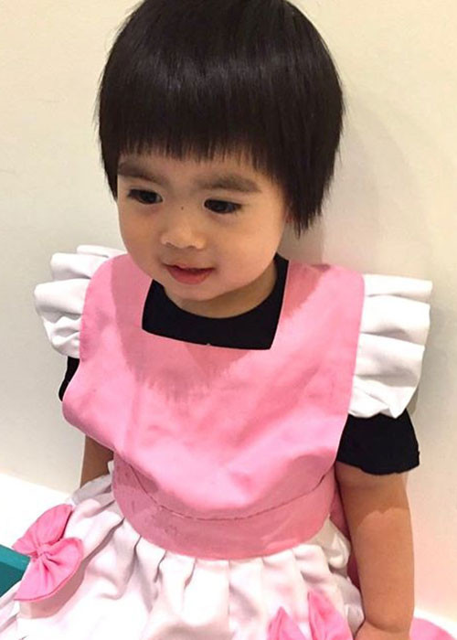 Hình ảnh bé Kyson đáng yêu khi mặc chiếc tạp dề. Ảnh: Weibo