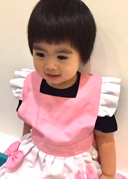 Hình ảnh bé Kyson đáng yêu khi mặc chiếc tạp dề. Ảnh: Weibo