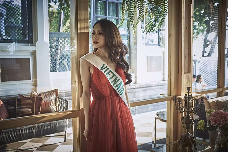 Đại diện Việt Nam xinh đẹp, quyến rũ và tài năng.