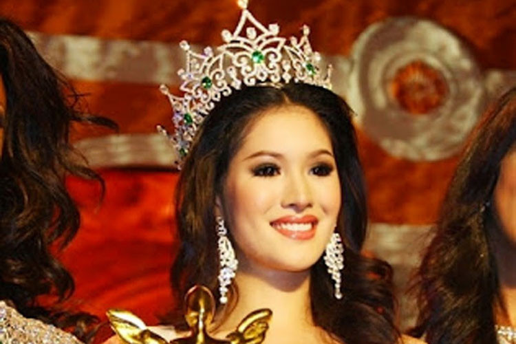 Sirapassorn Atthayakorn là nữ hoàng sắc đẹp chuyển giới vào năm 2011. Đẹp quyến rũ và có giọng nói ngọt ngào, Sirapassorn Atthayakorn đã bước chân vào showbiz sau đăng quang. Tuy nhiên, cô không tạo được dấu ấn.