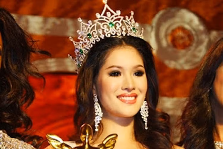 Sirapassorn Atthayakorn là nữ hoàng sắc đẹp chuyển giới vào năm 2011. Đẹp quyến rũ và có giọng nói ngọt ngào, Sirapassorn Atthayakorn đã bước chân vào showbiz sau đăng quang. Tuy nhiên, cô không tạo được dấu ấn.