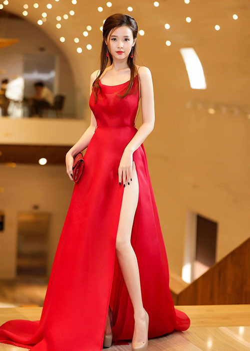 Sau biến cố tình cảm vào 2 năm trước, hiện Midu ngày càng xinh đẹp, quyến rũ.