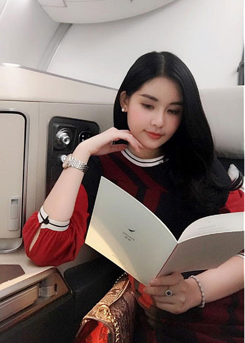 Đây là bức ảnh hiếm hoi chụp từ góc mặt bên phải của Ngân Anh trong chuyến bay đến Mỹ cuối tháng 2.