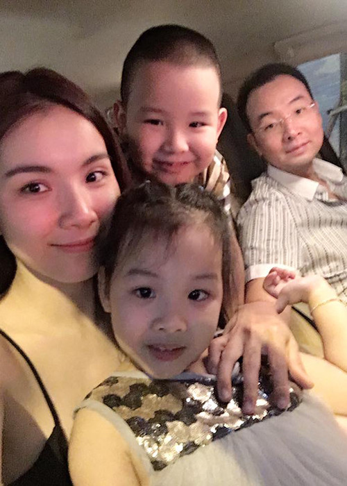 Hoa hậu Thùy Lâm lên xe hoa vào năm 2010. Ông xã của cô là tiến sĩ ngành Kinh tế. Hiện, cả hai có 2 người con.