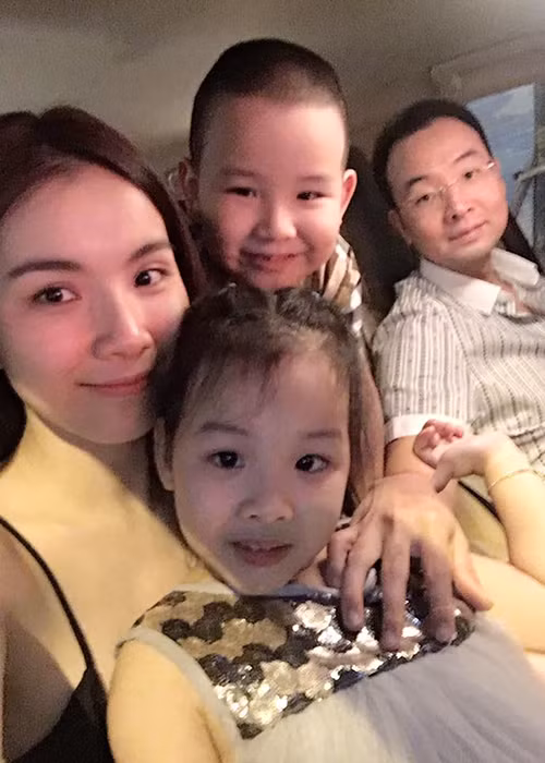 Hoa hậu Thùy Lâm lên xe hoa vào năm 2010. Ông xã của cô là tiến sĩ ngành Kinh tế. Hiện, cả hai có 2 người con.