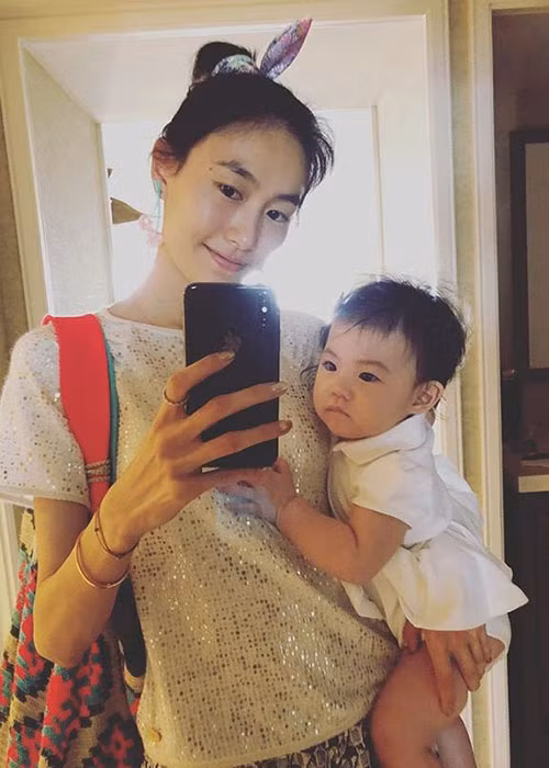 Con gái của Trần Quán Hy càng lớn càng đáng yêu.