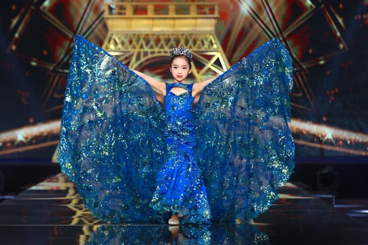 Phạm Đóa Đóa được khen ngợi có thần thái và tạo dáng chuyên nghiệp trên sân khấu. Ảnh: QQ