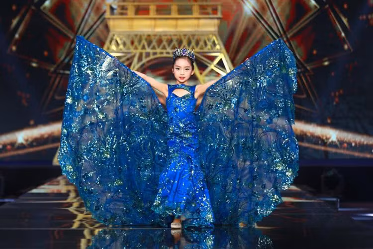 Phạm Đóa Đóa được khen ngợi có thần thái và tạo dáng chuyên nghiệp trên sân khấu. Ảnh: QQ