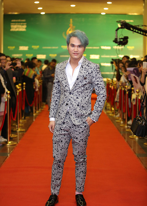 Nhạc sĩ Khắc Hưng xuất hiện trên thảm đỏ. Được biết, anh chính là nhà sản xuất album Tâm 9 của Mỹ Tâm.