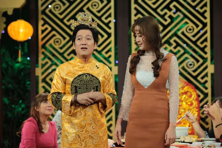 Trường Giang đang hẹn hò diễn viên Nhã Phương. Khi Nam Em úp mở chuyện tình cảm, nam danh hài trở thành tâm điểm của dư luận. Ảnh: Thegioinguoinoitieng