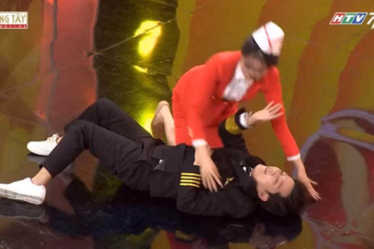 Trường Giang đã đẩy mặt Nam Em ra và đứng dậy. Ảnh: chụp màn hình