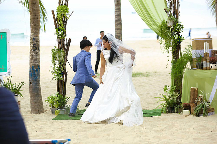 Với phân cảnh bị ép đi giày cao gót, chạy nhiều vòng ở hồ bơi, khuôn viên trường đại học, Hoài Lâm cố gắng kìm nén nỗi đau vì chân sưng tấy do đi giày quá chật.