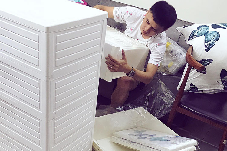 Ông xã của Tú Vi vất vả chuẩn bị mọi thứ cho con đầu lòng sắp chào đời.