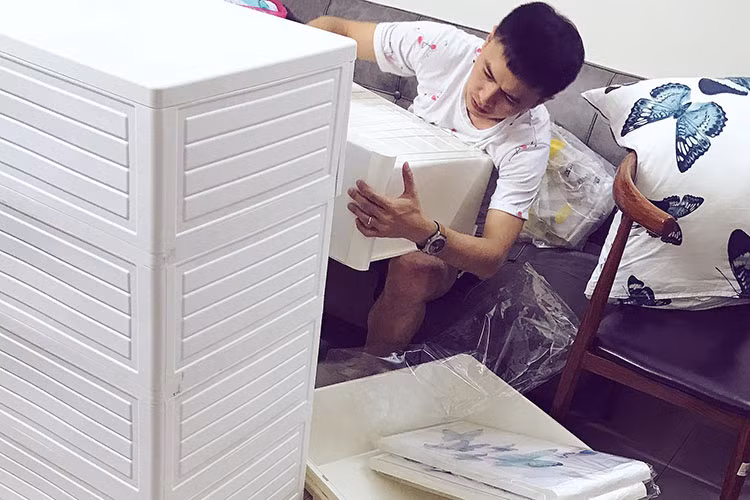 Ông xã của Tú Vi vất vả chuẩn bị mọi thứ cho con đầu lòng sắp chào đời.