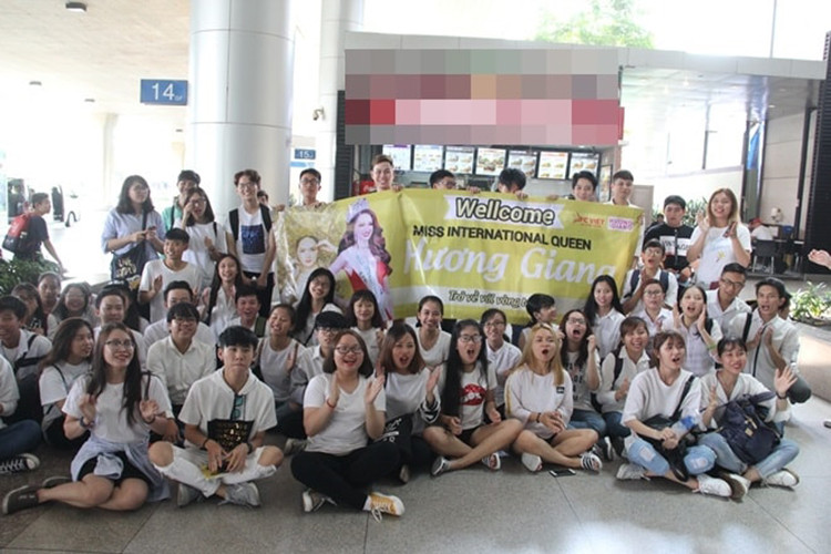 Các fan cùng hô to tên Hoa hậu Hương Giang.