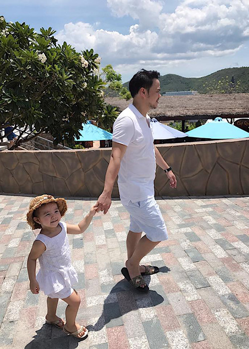 Bé Vani rất quấn bố. Con gái của Trang Nhung được khen ngợi càng lớn càng xinh xắn, dễ thương.