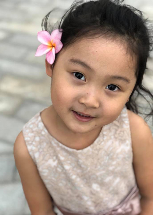 Hoa hậu Hương Giang nhận tin “sét đánh ngang tai” từ con gái: “Cô gái ấy thỏ thẻ: “Con muốn bánh sinh nhật mẹ tự làm cơ”. Bà con cô bác biết chỗ nào dạy 1 kèm 1 làm bánh sinh nhật ngay và liền hãy cứu vớt mẹ cháu! Chủ nhật này sinh nhật ẻm 5 tuổi rồi”.