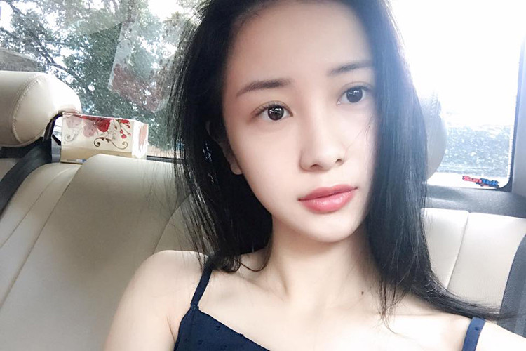 Jun Vũ theo đuổi phong cách gợi cảm. Không cần trang điểm cầu kỳ, gương mặt của cô vẫn đẹp không tỳ vết.