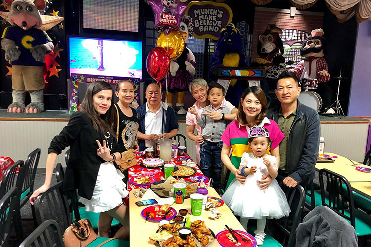 Thanh Thảo cùng nửa kia đến dự sinh nhật con gái của Thụy Anh.