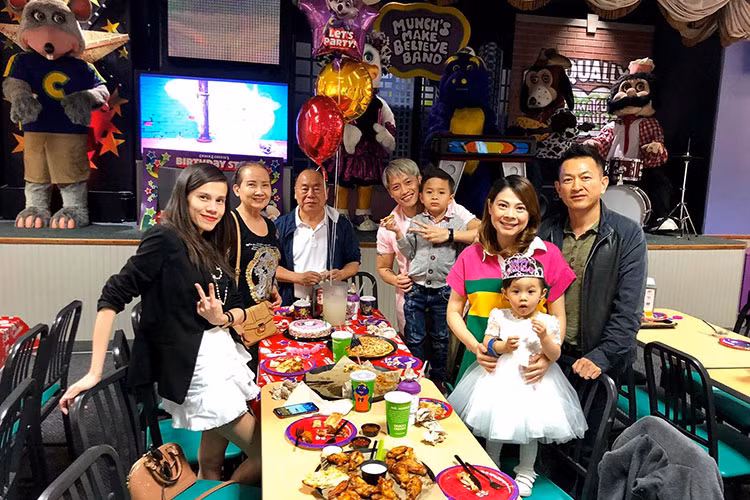 Thanh Thảo cùng nửa kia đến dự sinh nhật con gái của Thụy Anh.