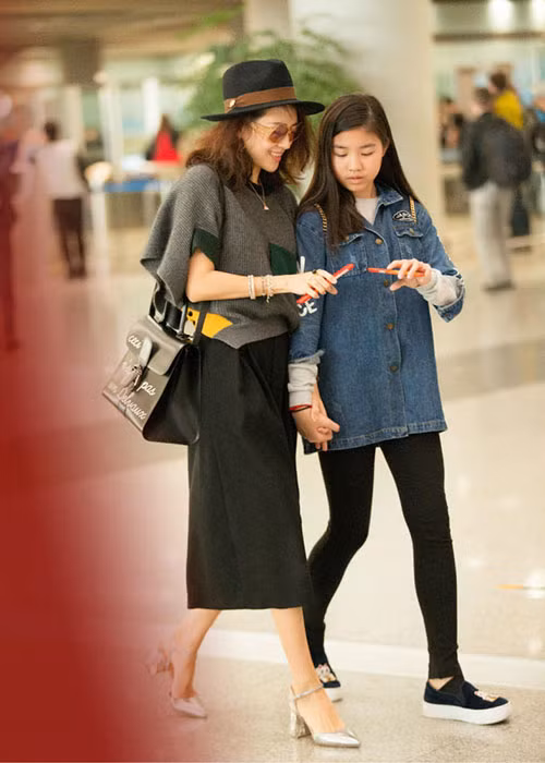 Chương Tử Di tổ chức sinh nhật cho con gái riêng của chồng - bé Hy Hy. Nữ diễn viên còn đưa bé Hy Hy đi du lịch, đi mua sắm. Ảnh: Ifeng