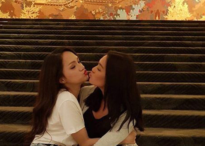 Gặp nhau tại quán cà phê, Lukkade Metinee khuyên Hương Giang thi Hoa hậu Chuyển giới Quốc tế 2018. Ảnh: FBNV